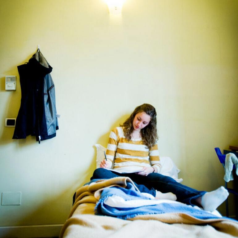 Gemma Mendonsa在Bernardi校园的房间里