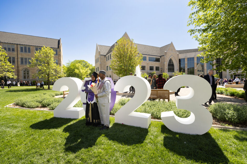 家庭庆典和拍照片四大前2023字母后,艺术科学学院于2023年5月20日在St.保尔