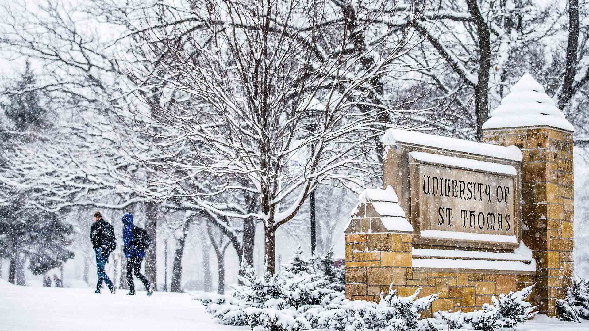 188金宝慱体育官网appStone大学Thomas标牌覆盖下雪